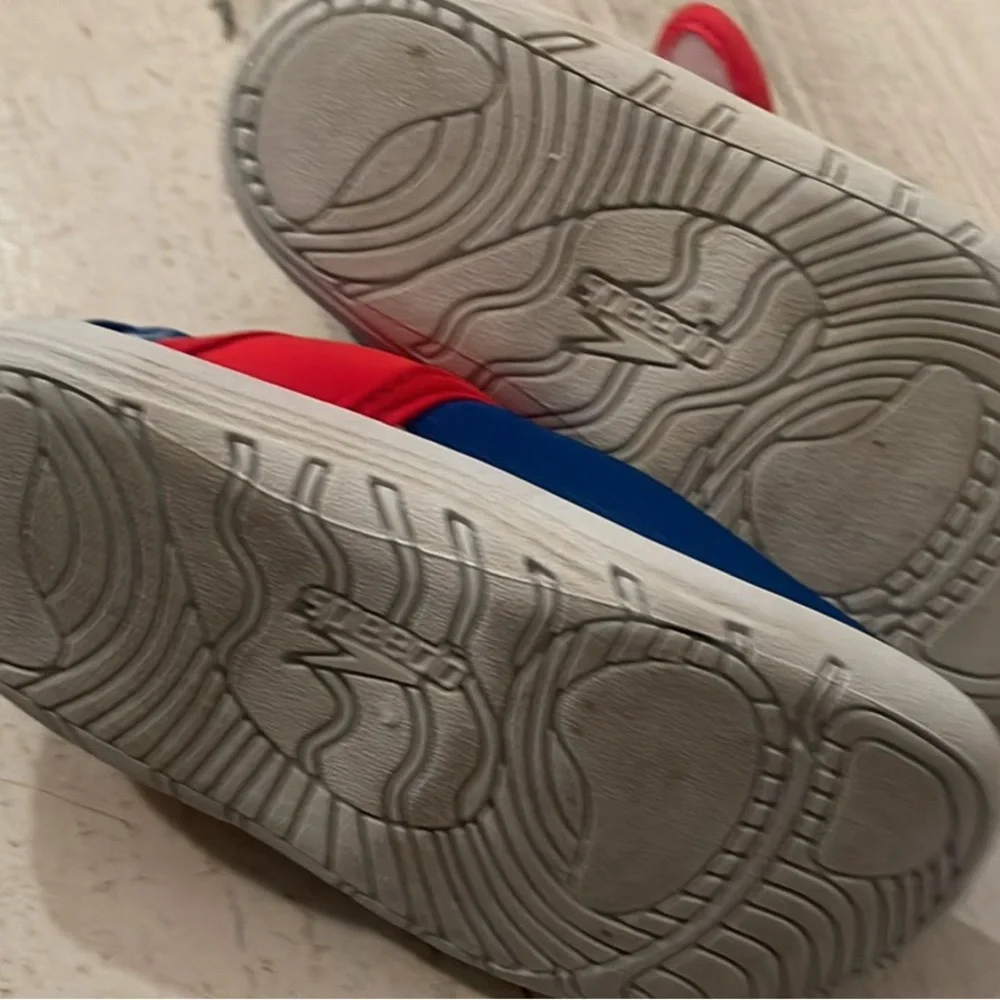A2- Water shoes - speedo - toddler/child size 8 swimshoes